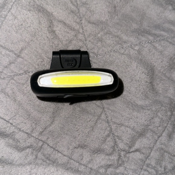 Clip on to your hat so you have two free hands to work. - Picture 3 of 3